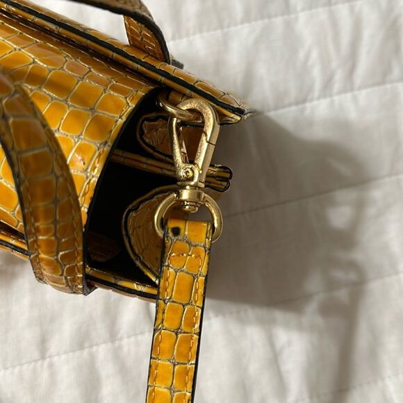 Marge Sherwood Gold Pebbled Croc Print Accordion Mini Handled Purse - Picture 16 of 16